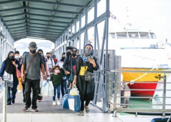 KEKURANGAN jumlah perjalanan feri didakwa menjadi antara punca utama kedatangan pelancong ke Langkawi, Kedah, terjejas.
