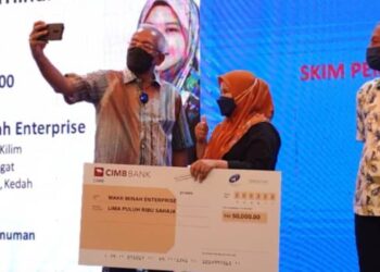 MAHDZIR Khalid (dua dari kiri) mengambil gambar swafoto bersama penerima Skim pembiayaan DanaNITA pada Majlis Ramah Mesra Menteri Pembangunan Luar Bandar Bersama Usahawan Mara di Langkawi hari ini.