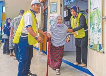ORANG ramai termasuk warga emas menunaikan tanggungjawab mengundi pada PRU15 Parlimen Padang Serai di Sekolah Kebangsaan Bukit Selarong, Kedah, semalam. - UTUSAN/ SHAHIR NOORDIN