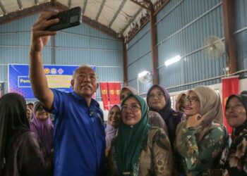 MAHDZIR Khalid berswafoto bersama tetamu ketika hadir ke Program Sembang Santai Pemimpin Institusi di Felcra Kubang Kenyeng di Padang Terap, hari ini. - FOTO/SHAHIR NOORDIN