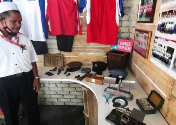 MEHAT Ishak menunjukkan sebahagian daripada koleksi berkaitan perkhidmatan pos di galeri di Kampung Tok Rasul, Keladi, Kulim, Kedah. - UTUSAN/AZAHAR HASHIM