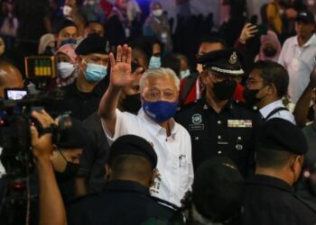 ISMAIL Sabri Yaakob melambai tangan kepada pengunjung yang menghadiri Majlis Perasmian Jelajah Aspirasi Keluarga Malaysia peringkat Negeri Kedah di pekarangan Stadium Darul Aman, hari ini. - FOTO/SHAHIR NOORDIN