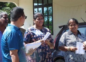 AZMAN Nasrudin (kanan) ketika bertemu para pengundi sempena kempen PRU15 Parlimen Padang Serai di Kampung Nesa, Padang Serai di Kulim.