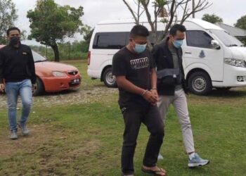 ANGGOTA polis yang dipercayai meminta dan menerima rasuah diiringi pegawai SPRM direman seminggu di Mahkamah Sungai Petani, Kedah. - FOTO/OTHMAN YAHAYA