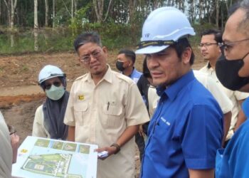 RAZDI JIDIN melancarkan gimik perasmian Majlis Pecah Tanah Sekolah Menengah Kebangsaan (SMK) Bohor Jaya , Langkawi, hari ini.