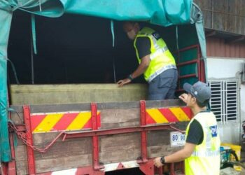 DUA pegawai penguat kuasa KPDNHEP memeriksa sebuah lori yang membawa diesel tanpa kebenaran dan lesen yang sah di sebuah bengkel besi di Gurun, Kedah, kelmarin.