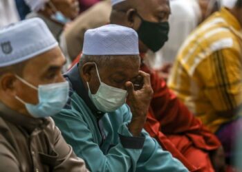 ABDUL Rahman Said kelihatan sebak sambil mengesat air mata ketika laungan takbir Aidiladha di Masjid Raudhatul Falah, Kampung Iboi, Baling, Kedah, semalam.- UTUSAN/ SHAHIR NOORDIN