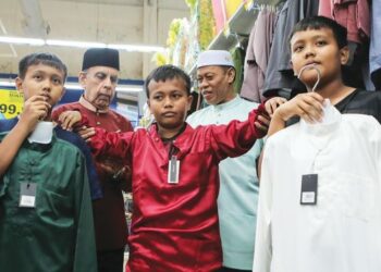 MUHAMMAD Ammar Mohd. Nor Faisal (tengah) bersama adik kembarnya, Muhammad Amzar dan Muhammad Amsyar dibantu Wan Romani Wan Salin (kanan) dan Saduruddin Gulam Husin pada majlis penyampaian sumbangan anjuran Pasaraya Mydin dan DUN Bukit Pinang di Alor Setar. - FOTO/SHAHIR NOORDIN