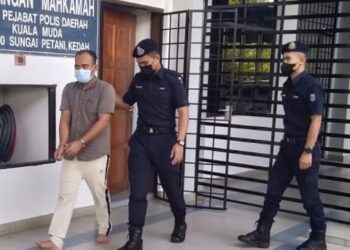 ANGGOTA polis mengiringi suspek yang direman empat hari selepas melanggar pegawai Imigresen ketika dibawa ke Mahkamah Sungai Petani, Kedah.