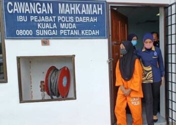 ANGGOTA polis mengiringi suspek yang direman dua hari berhubung kes penipuan pelaburan tidak wujud di mahkamah Sungai Petani, hari ini. -UTUSAN/ OTHMAN YAHAYA