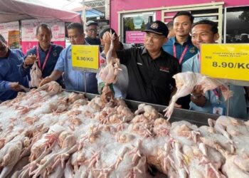 RONALD Kiandee (dua dari kanan) meninjau pusat jualan Bismi Empire setelah mengadakan sesi pertemuan dengan penternak di Simpang Empat Kangkong, Alor Setar, Kedah, hari ini.