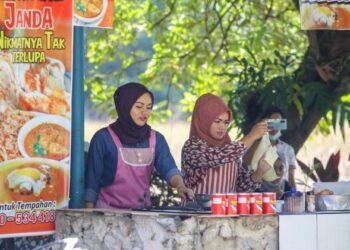 NORASIAH Abdul Rahman (kanan) bakal melangsungkan perkahwinan dengan buah hatinya pada Oktober nanti ketika ditemui di Kampung Baru Derang, Pokok Sena, Kedah.