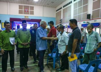 MAHDZIR Khalid (tengah) beramah mesra dengan waris-waris selepas merasmikan Mesyuarat PIBG ke-48 SMK Dato' Syed Ahmad di sini. -UTUSAN/SHAHIR NOORDIN