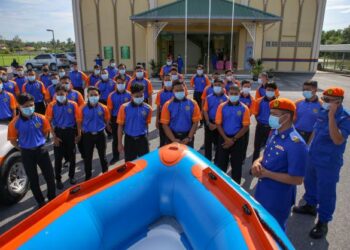 ROSLAN Wahab (tiga dari kiri) merasmikan pelancaran Sekolah Watak Zakat Kedah di Kolej Agama Sultan Abdul Halim, Jalan Suka Menanti, Alor Setar, hari ini. - FOTO/SHAHIR NOORDIN