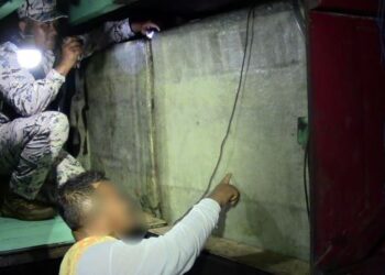 ANGGOTA Maritim Malaysia memeriksa dua kotak minyak yang diubah suai menjadi tong minyak tambahan yang disorok di bawah bot nelayan pukat tunda di Langkawi.