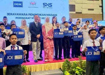 FADHLINA Sidek (tengah) bergambar bersama pelajar berstatus anak yatim pada Majlis Jerayawara Pendidikan Madani Peringkat Negeri Kedah di Alor Setar.