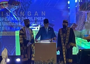 SULTAN Sallehuddin Sultan Badlishah meletakkan replika cokmar semasa gimik perasmian Persidangan Speaker-Speaker Parlimen dan DUN Se-Malaysia 2022 di LICC Langkawi, hari ini.