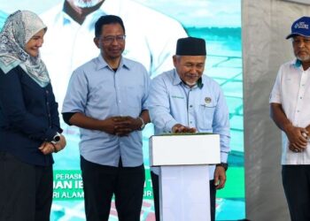 TUAN Ibrahim Tuan Man (dua kanan) merasmikan Sambutan Hari Sungai Sedunia Peringkat Kebangsaan Tahun 2022 dan Sambutan 90 tahun JPS di Lembangan Sungai Muda, Sungai Petani hari ini- UTUSAN/ SHAHIR NOORDIN