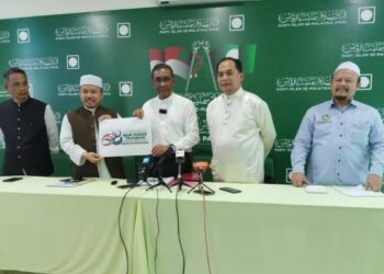 TAKIYUDDIN Hassan (tengah) menunjukkan logo Muktamar Tahunan Pas ke-68 bersama Pesuruhjaya Pas Kedah, Datuk Ahmad Yahya pada sidang media di Kompleks Pas Kedah di Kota Sarang Semut, Alor Setar.