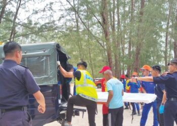 PASUKAN penyelamat mengangkat mayat mangsa lemas untuk dibawa ke Hospital Sultanah Maliha, Langkawi, Kedah. - UTUSAN/NUR AMALINA AZMAN
