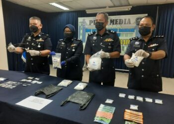 RODZI Abu Hassan (dua dari kanan) menunjukkan sebahagian dadah yang dirampas di IPD Kubang Pasu, Padang Terap, Kedah, hari ini. - FOTO/MOHD. RIFAAT ABD. HAMID