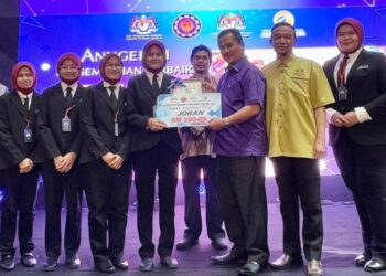 AZMAN Nasrudin (empat dari kanan) menyampaikan hadiah kepada pemenang kategori persembahan terbaik Sekolah Menengah Kebangsaan Sultanah Bahiyah pada Majlis Karnival dan Konvokesyen Program Tunas Niaga 2021 Kedah di Alor Setar, Kedah, hari ini.
