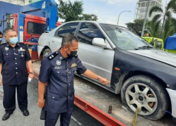 RODZI Abu Hassan menunjuk tayar kanan hadapan kereta suspek yang pecah selepas terkena tembakan yang dilepaskan anggota polis pada sidang akhbar di IPD Kubang Pasu hari ini. - FOTO/MOHD. RIFAAT ABD. HAMID
