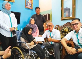 ZAMRI Ngah menyampaikan sumbangan BSN kepada Putri Nur Damia Danisha Abdullah bagi membantunya menjalani pembedahan akibat kanser tulang rapuh di Taman Aman, Anak Bukit, Alor Setar, Kedah.