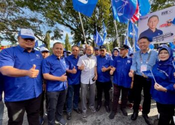 TAN Chee Hiong (dua dari kanan) bersama pemimpin UMNO Bahagian Alor Setar dan veteran BN yang hadir memberi sokongan termasuk Ahmad Bashah Md. Hanipah (tiga kanan); Chor Chee Heung (tengah) dan Mohd. Yusof Ismail (empat kanan) bagi proses penamaan calon di Kompleks Belia dan Sukan Negeri di Alor Setar Kedah, kelmarin. -UTUSAN/JAMLIAH ABDULLAH