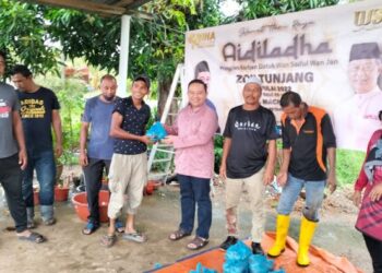 WAN Saiful Wan Jan (empat dari kanan) menyerahkan agihan daging kepada masyarakat selepas menyempurnakan ibadah korban bersama mereka di Kampung Machang, Tunjang, Kubang Pasu, Kedah. - FOTO/MOHD. RAFIE AZIMI