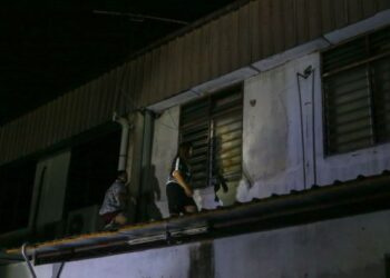 DUA wanita warga Thailand sanggup meniti di atas bumbung deretan rumah kedai untuk mengelakkan ditahan di Taman Sejati Indah, Sungai Petani, Kedah, malam semalam. - FOTO/SHAHIR NOORDIN