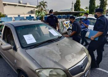 SHARIMAN Ashari (kiri) menunjukkan kereta dipercayai dicuri di Salak Selatan, Selangor yang ditemukan di Langkawi hari ini. - FOTO/NUR AMALINA AZMAN