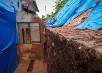 KEADAAN rumah setelah kejadian tanah runtuh akibat hujan lebat di Jalan Halaman 6, Taman Halaman, Ampang, Selangor. - UTUSAN/ SADDAM YUSOFF