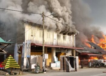 EMPAT premis kedai musnah dalam kebakaran yang berlaku kira-kira pukul 7.50 pagi tadi di pekan Air Mawang, Johol, Kuala Pilah.- Gambar sumber orang awam.