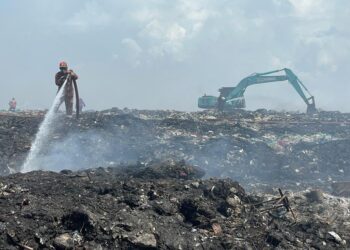 ANGGOTA bomba berusaha memadam kebakaran di tapak pelupusan sampah di Beris Lalang, Bachok, Kelantan.-UTUSAN/TOREK SULONG