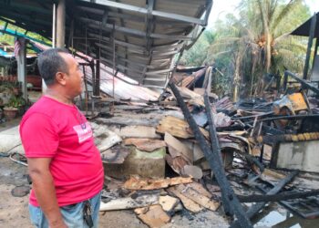KEADAAN rumah Esah Harun yang musnah terbakar di Kampung Pak Jah, Tumpat, Kelantan hari ini.UTUSAN/ROHANA ISMAIL.