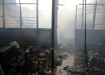 ENAM unit rumah teres hangus dijilat api dalam kebakaran di Kampung Gong Limau, Kemaman, Terengganu, hari ini. - FOTO/NIK NUR IZZATUL HAZWANI NIK ADNAN