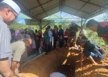 URUSAN pengebumian jenazah Farrah Emirah Mazlan di Tanah Perkuburan Islam Kampung Bechah Kelubi, Chetok semalam.