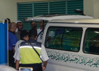 JENAZAH Allahyarham Nurul Azwani Kamarulzaman dibawa keluar dari Hospital Sungai Buloh dan akan dikebumikan malam ini.