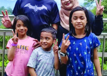 GAMBAR Allahyarham Nurul Jannatun Assyifa Muhammad Jamathir (kiri) bersama keluarganya.