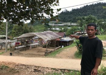 BAKRI Basiman menunjukkan kawasan penempatan Kampung Bahong dekat Tanah Tinggi Lojing, Gua Musang, Kelantan yang dikelilingi kawasan kebun sayur.