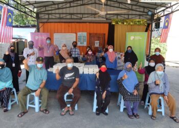 Pasukan dari Hospital Pantai Ampang dan MPAJ dengan bangga telah mengedarkan pek
makanan kepada warga emas di Kebun Komuniti MPAJ bagi meraikan Hari Kesyukuran
Sedunia.
