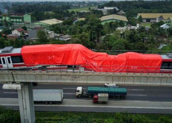 TREN LRT Jabodebek yang sedang dalam proses ujian bertembung di Cibubur, Jakarta Timur. - AGENSI