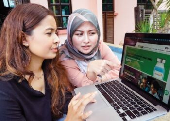 NUR Fareha Ab. Rahim dan rakannya, Nor Azrinshida Mohamad Nazir (kanan) kecewa melihat slot tempahan pusingan kedua vaksin AstraZenec ditutup ekoran sambutan orang awam di Bandar Baru Bangi, Selangor, semalam. - UTUSAN/AMIR KHALID