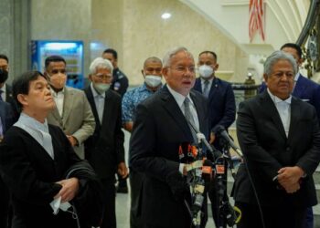 NAJIB Tun Razak (tengah) bercakap dalam sidang akhbar di Mahkamah Persekutuan hari ini. - UTUSAN/FARIZ RUSADIO 