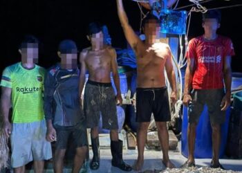 LIMA nelayan yang ditahan selepas menangkap ikan di luar kawasan dibenarkan berhampiran Pulau Tuba, Langkawi, semalam.