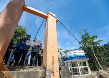 HAMZAH Zainudin (kiri) meninjau kawasan yang terjejas dalam kejadian kepala air di Gunung Jerai, Yan, Kedah, hari ini. - FOTO/ZAID MOHD. NOOR
