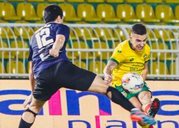 AKSI Kedah Darul Aman (hijau kuning) ketika menentang KL City malam semalam. - IHSAN KDA FC