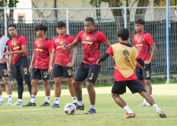 PEMAIN Kedah menjalani latihan akhir di Bali semalam menjelang pertemuan menentang Visakha FC hari ini. - IHSAN KDA FC