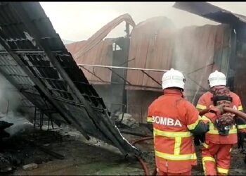 DUA anggota bomba menjalankan operasi pemadaman api dalam kebakaran membabitkan tiga buah kedai di Jalan Songsang, Kampung Megat Segama di Temerloh, Pahang. - FOTO/IHSAN JBPM PAHANG